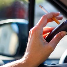 Brandlöcher im Auto: Den Profis überlassen oder selber reparieren?