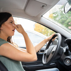 Geruch aus dem Auto entfernen: Weg mit dem störenden Mief!