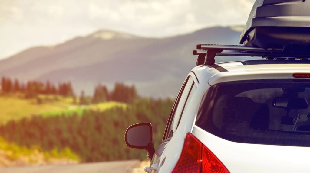 Weißes Auto auf Reise