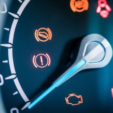 Was bedeuten die Warnleuchten im Auto?
